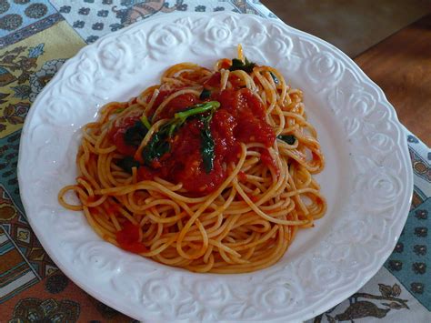 Длинная и тонкая паста с круглым сечением (от 1,8 мм до 2 мм в диаметре). spaghetti - WikiWoordenboek