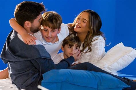 Planta e raíz), amor perfeito y más canciones! Claudia Leitte curte família na Disney - Área VIP