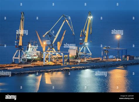 Seehandelshafen in der Nacht in Mariupol, Ukraine vor dem Krieg