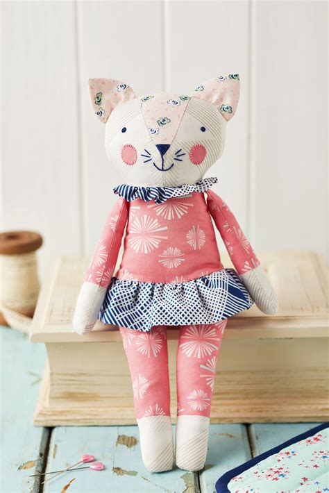 Like a cute easy bear, cat, dog or chicks. Sleepy Kitty - Free sewing patterns - Sew Magazine