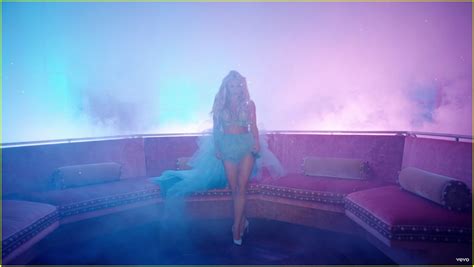 Britney Spears And Tinashe Get Cozy In Slumber Party Video Watch Now Photo 3811349 Britney