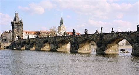 Vandalové, kteří posprejovali karlův most • video: Karel IV. - významné události - Blog iDNES.cz