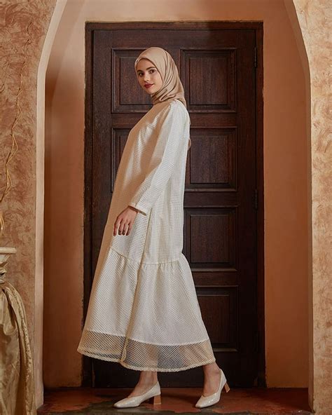 Agar terlihat semakin anggun dan elegan saat tips memilih baju gamis berikutnya, usahakan untuk tidak memilih gamis yang terlalu ramai dengan motif. Model baju lebaran untuk Bunda, tetap modis dan nyaman di ...