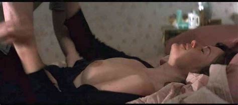 莎拉保尔森在丑闻星球 com上的赤裸上身性爱场景 xHamster