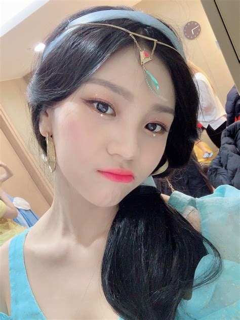 철벽을 치는 여자친구 때문에 성욕이 쌓여만 가던 공시생 해영은 그녀에게 점점 끌려 가는데. 여자친구 엄지 최근 셀카 : 네모판