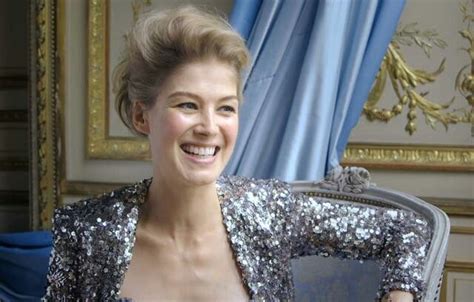 Rosamund Pike Behind The Scenes On Her Photoshoot For Vanity Fair Feb