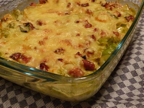 Unterdessen in einer großen pfanne speck in chargen bei mittlerer hitze kochen, bis sie knusprig sind. Lauchgratin mit Speck und Käse überbacken | Rezepte ...