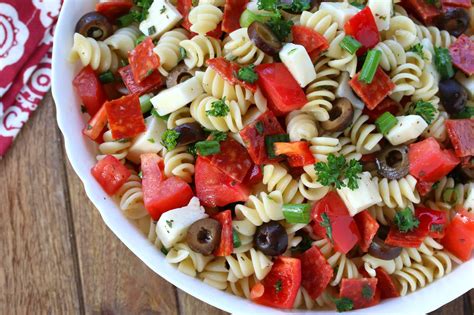 It is also loaded with ingredients such as sliced pepperoni, mozzarella. Pepperoni Pizza Pasta Salad - The Daring Gourmet