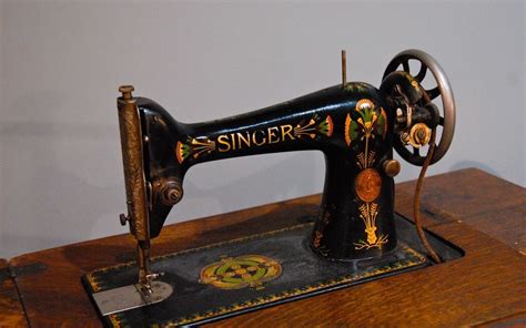 I recently acquired an awesome old singer sewing machine from my grandma. Old Singer Sewing Machines | Love to Do Sewing