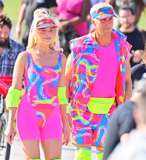 Margot Robbie Y Ryan Gosling Patinan En La Playa En El Set De Barbie