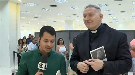 Padre Marcelo Rossi protagoniza momento emotivo repórter na TV