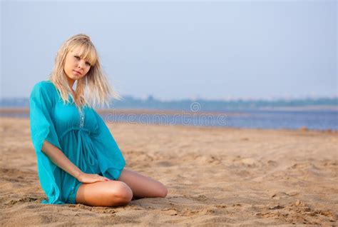 Femme sur la plage image stock Image du attrayant séduisant