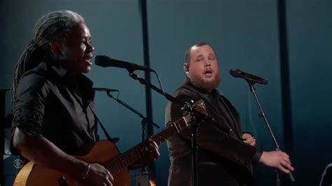 Watch Tracy Chapman Luke Combs Perform Moving Duet Of Fast Car At