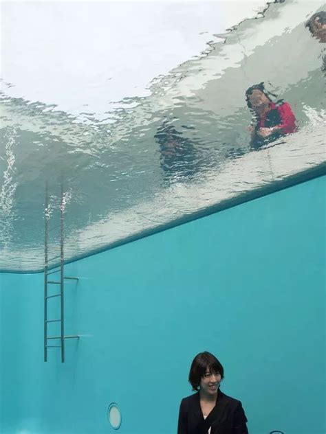 Amazing Optical Illusion Makes People Look Like Theyre Underwater In
