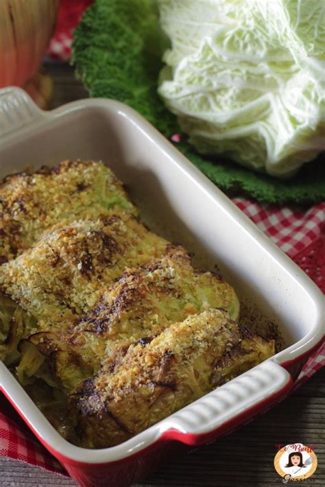 Realizzare gli involtini è il modo migliore anche per far mangiare le verdure ai bambini. Ricetta degli Involtini di verza e carne. Le foglie del ...