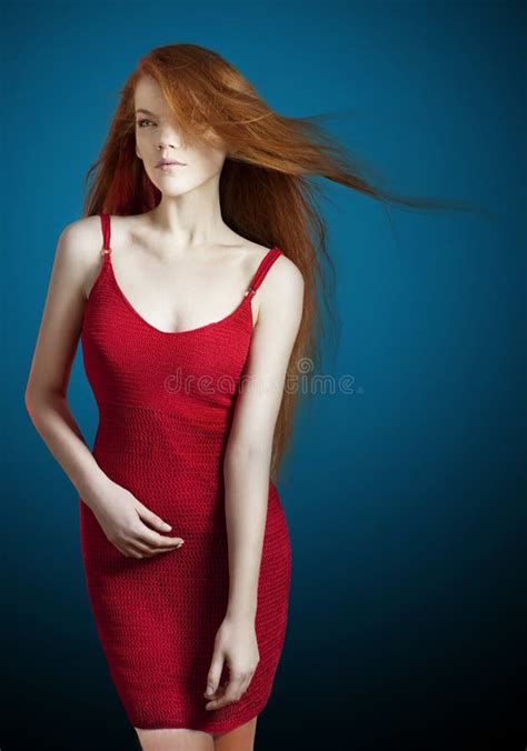 Giovane Donna Rossa Sexy Dei Capelli In Un Vestito Rosso Fotografia