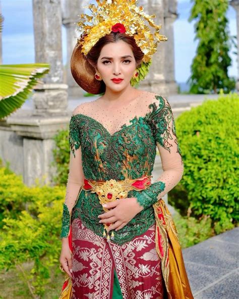 10 Potret Penyanyi Wanita Indonesia Pakai Kebaya