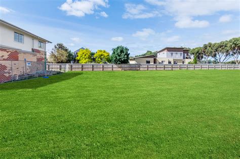 It is situated at the mouth of the barwon river below lake connewarre. 10 Eddystone Court, Barwon Heads - RT Edgar