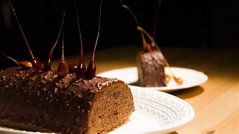 · rehrücken kuchen rezept der rehrücken ist ein kuchen klassiker. Schokolade-Marzipan-Rehrücken in 2020 | Kuchen mit ...