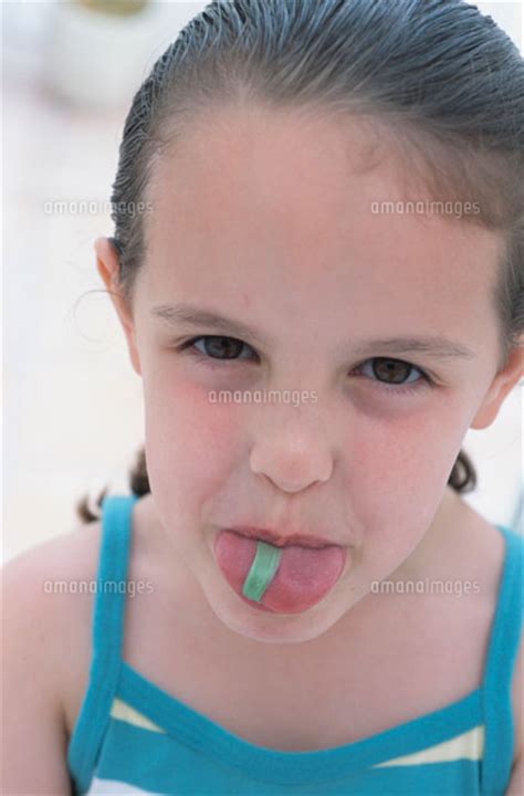 舌を出しガムを見せる外国人の女の子 02299001761 ｜ 写真素材・ストックフォト・画像・イラスト素材｜アマナイメージズ