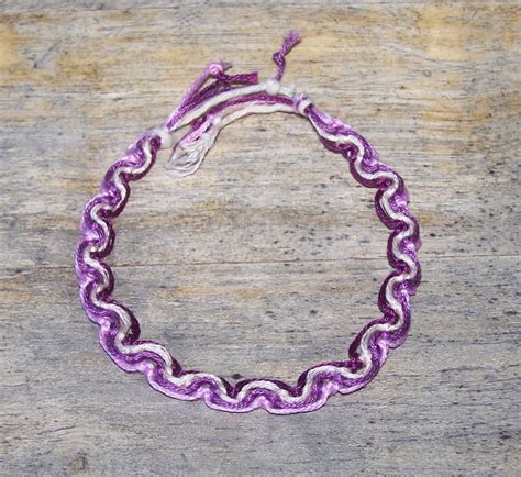 Although friendship bracelets have become more popular during recent years, they have actually been around for centuries. How to Make a Peruvian Wave Friendship Bracelet | FeltMagnet