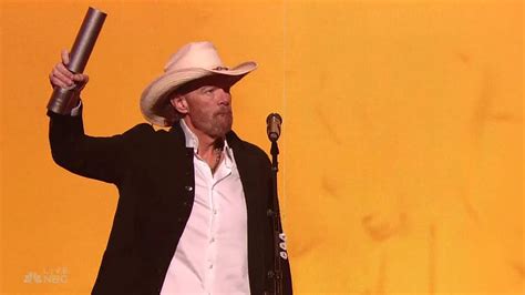 Toby Keith Brings Wife To Tears As He Accepts Country Music Icon Award Amid Cancer Battle
