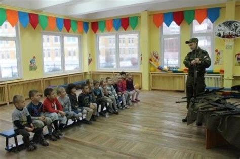 俄罗斯幼儿园儿童持ak47步枪上认知课 图 新浪教育 新浪网