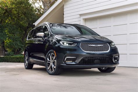 2021 Chrysler Pacifica Adds Awd And A Redesign Debuts In Chicago