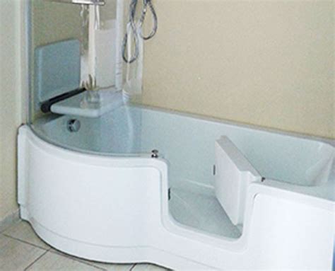 Progettare un bagno non è semplice. Vasca Da Bagno Con Seduta E Doccia - Landhausstil