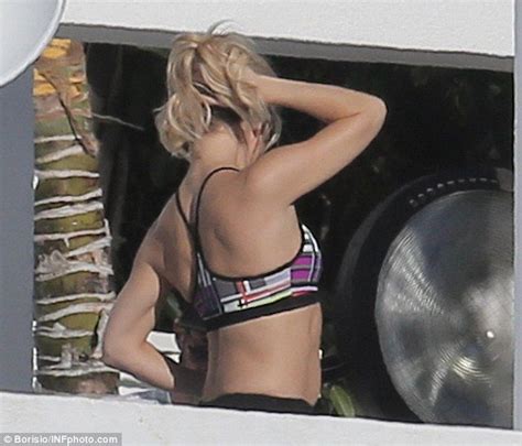Kate Hudson Shows Off Her Toned Abs As She Poses On A Balcony Kate Hudson Toned Abs Kate