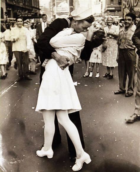 sailor kissing nurse love actually just love true love aloha alfred eisenstaedt navy wife