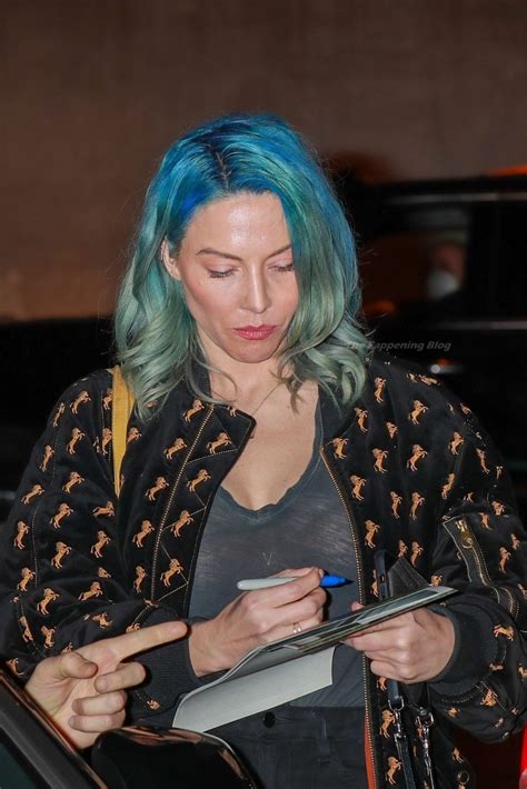 Whitney Cummings Flashes Her Nude Tits In Weho Photos Onlyfans Leaked Nudes