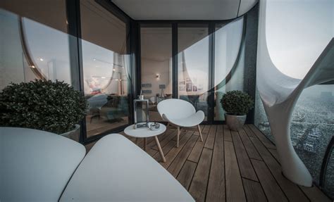 Der blick ist unverwechselbar durch das gestaltprägende, weiße brüstungselement der loggia und die unzähligen punkte auf den glasflächen. Wohnen im Wahrzeichen - Mietwohnung in der Elbphilharmonie ...
