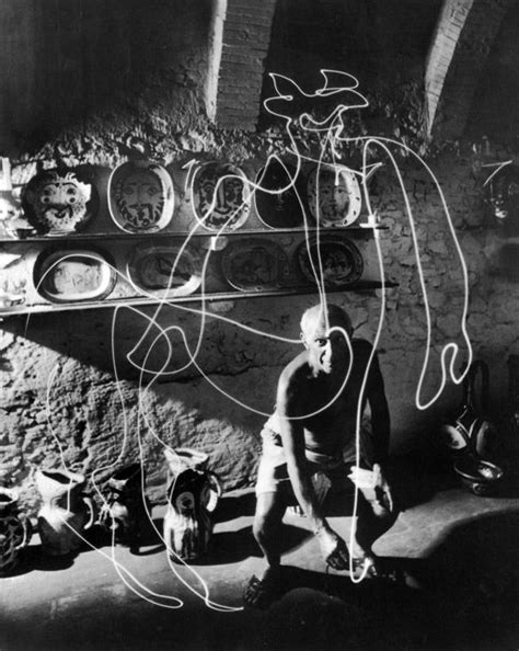 Пикассо рисующий светом Picasso drawing Picasso light painting