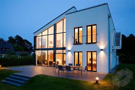 Wir planen und bauen mit ihnen ihr ökohaus aus holz und legen besonderen wert auf nachhaltigkeit, ökologie und ihre gesundheit. Luxushaus modern mit Glasfront in 2020 | Baumeister haus ...