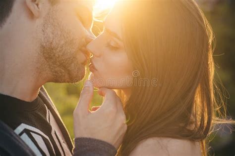 Amando Casal Se Beijando Ao Ar Livre No Pôr Do Sol Amor E Estilo De Vida Beijo Sensual Jovens