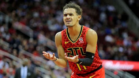 Trae young early on in his freshman season is doing things that college basketball fans rarely see … through oklahoma's first ten games, he averaged nearly 30 points and nine assists per. Trae Young a besoin d'aide à Atlanta | AlleyOop360