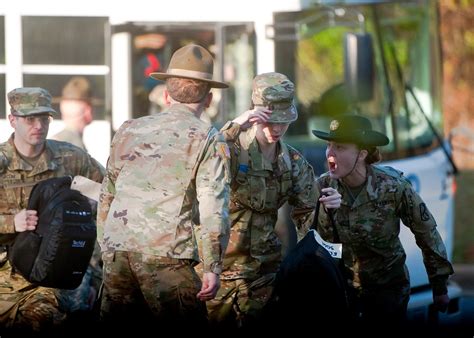 18 Women Graduate From The Armys First Gender Integrated Infantry