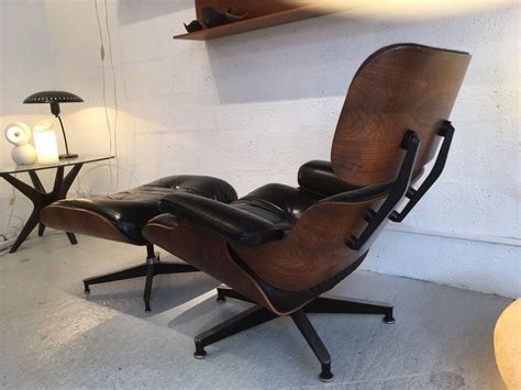 The eames lounge chair and ottoman are furnishings made of molded plywood and leather, designed by charles and ray eames for the herman miller furniture company. Vintage lounge chair Eames in rosewood Edition Herman ...