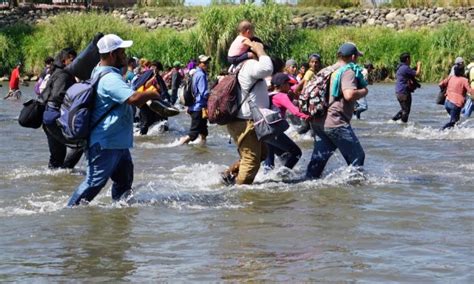 Migrantes Centroamericanos Cruzan El Río Suchiate