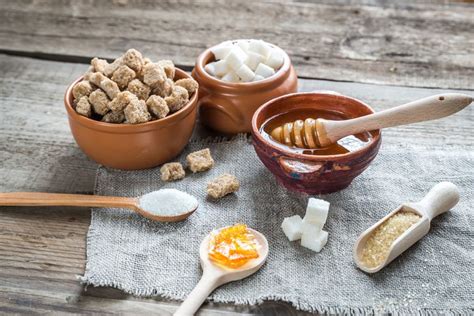 2 cups oatmeal, 1 cup rice crispy, 1/2 cup kacang kenari, 1 genggam kacang tanah cincang, 1 genggam kismis, 50 ml madu, 60 gr butter, 3 sdm gula (saya pake 2 sdm brown sugar 1 sdm gula putih), 1/2 sdt vanilla ekstrak, 90 gr dcc. Madu vs Gula: Pemanis Mana yang Lebih Baik?