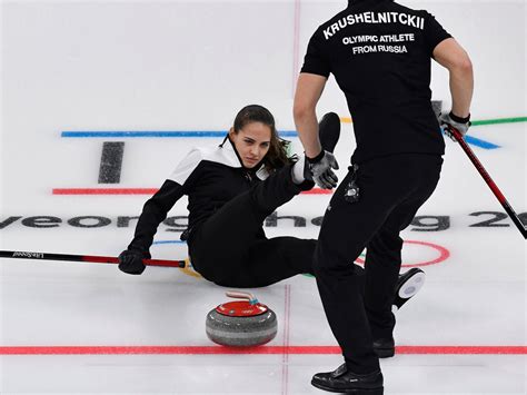 Russian Curling Athlete Falls On Ice At Winter Olympics Business Insider
