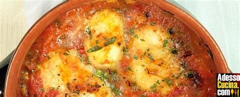 Ecco come esaltare due ingredienti solo la strana coppia: Sformatino di polenta con coda di rospo in guazzetto ...