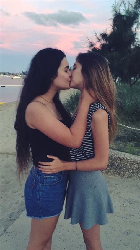Épinglé sur lesbian kiss