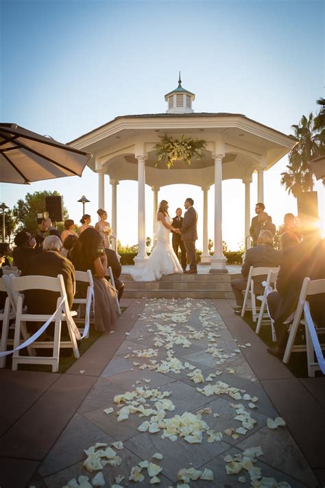 Enjoy easy access to california's most pristine beaches, popular attractions our unique newport beach conference venues are ideal for meetings and unforgettable weddings. Newport Beach Bayview Marriott Wedding