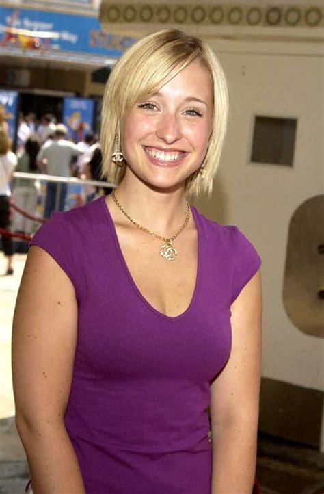 All Eyes On Allison Mack Cultist Cutie Showing Her Cleavage In Hq Team Celeb