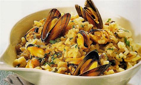 Per preparare il risotto con le cozze ho usato le cozze precotte surgelate ,già sgusciate e pulite , che avevo nel congelatore e dovevo assolutamente ,consumare.se volete,e avete voglia di pulire le cozze , potete usare delle cozze fresche. Risotto con le cozze, tutto il sapore del mare ...