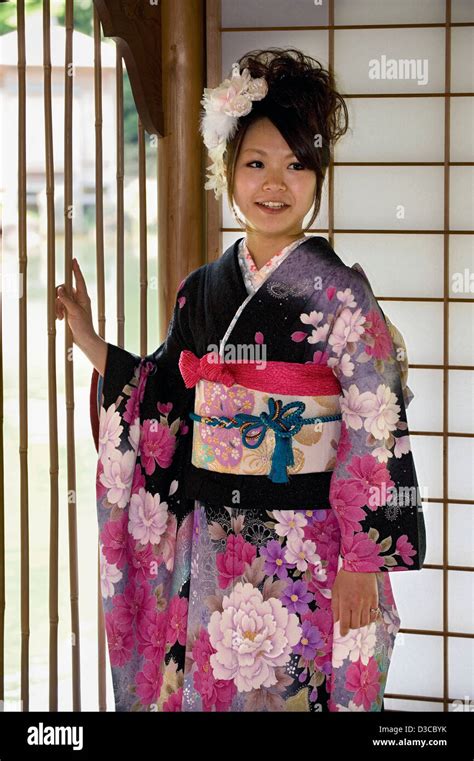 Mignon Smiling Japanese Girl Wearing Furisode Traditionnelles Manches
