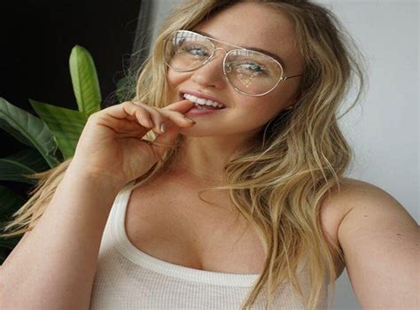 Iskra Lawrence Aerie Model Dropped From Agency For Being Too Big Takes Lingerie World By Storm