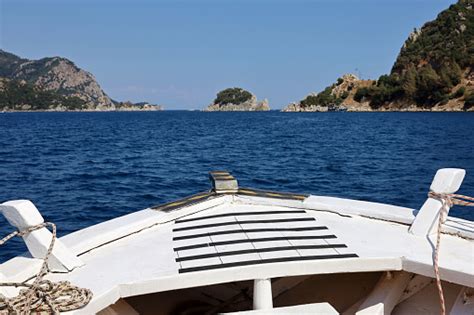 Pemandangan Dari Haluan Perahu Kayu Putih Ke Laut Mediterania Dengan
